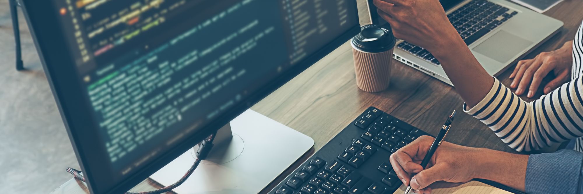 [Ekstra] Studie: Utviklere har omfavnet KI – men få stoler på teknologien