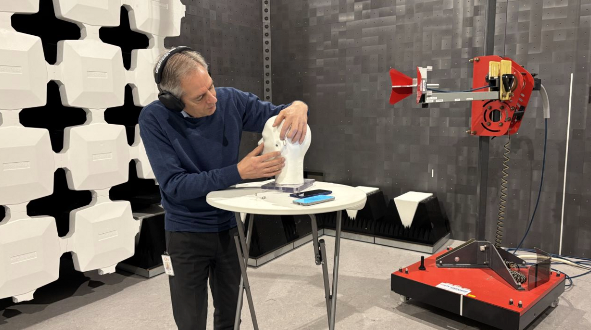 [Ekstra] Viktige beskjeder drukner i støy: Nå sender flyplassen dem direkte til ørepropper og høreapparater